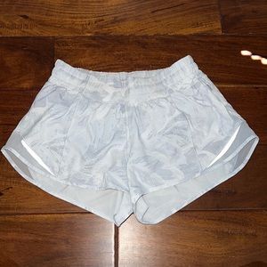 Lululemon Hotty Hot Low-Rise Lined Short 2.5”